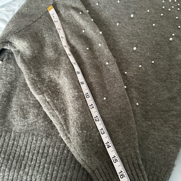 H&M Women’s XS Olive Green Pearl Appliqué Pullover Sweater. Oversized. Stretch. - Picture 5 of 16